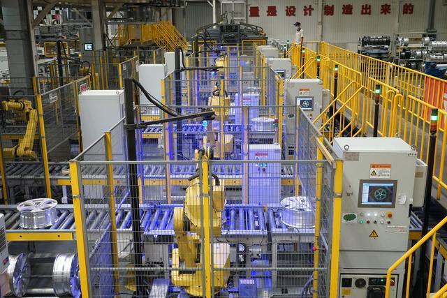 工厂,铸造,机加,涂装,包装等一系列工序,在智能化生产的99台机器人