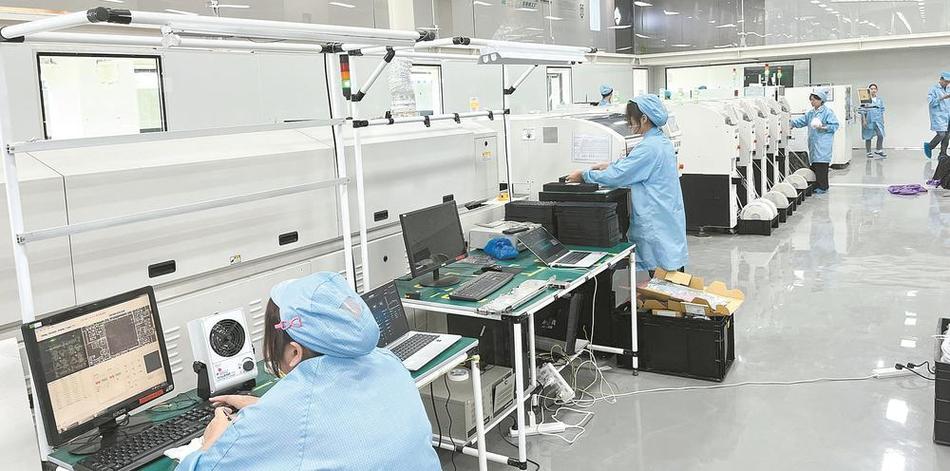 微网优联二期核心工厂自动化生产车间机械手臂自如地提转产品舷上